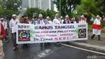 Foto: Doa di Tengah Gerimis Massa Aksi Bela Palestina