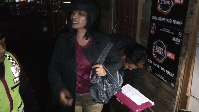 Ditangkap Polisi karena Jual Miras Online, Nenek Riska Protes