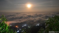 Di sini, traveler disuguhkan Gunung Slamet, Sindoro dan Sumbing yang bisa terlihat jelas dari bukit tersebut. Bahkan saat pagi hari, matahari akan muncul di antara Gunung Sindoro dan Sumbing (Uje Hartono/detikTravel)