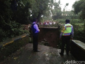 Jembatan Penghubung Antar Desa di Malang Ambruk, Ini Penyebabnya