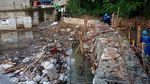 Berpacu Rampungkan Tanggul Jati Padang yang Berulang Kali Jebol