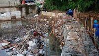 Para petugas tampak bekerja keras untuk memastikan kawasannya tak kebanjiran lagi. Ini sesuai dengan permintaan Gubernur DKI Jakarta Anies Baswedan agar tanggul segera diperbaiki secepatnya. 
