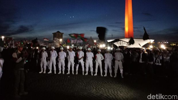 Penjagaan di sekitar panggung Monas