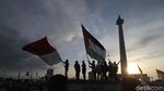 Foto: Kibar Bendera Palestina di Monas