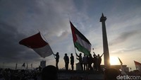 Siluet bendera Palestina saat fajar menyingsing di Monas (Foto: Grandyos Zafna/detikcom)