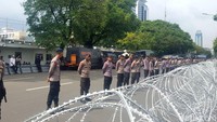 Polisi bersiap siaga tepat di belakang kawat berduri (Foto: Zunita Amalia Putri/detikcom)