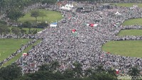 Ribuan orang  mengikuti aksi bela Palestina di kawasan Monas, Jakarta, Minggu (17/12/2017). Beginilah pemandangan massa yang mengikuti aksi bela Palestina.