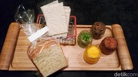 Sandwich roti dengan olesan selai atau keju memang selalu menggoda saat pagi. Yang ini bukan sembarang roti, ketika semua selai dioles maka rasanya mirip nasi gudeg dan opor ayam khas Yogyakarta. Foto: Devi Setya