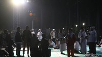 Massa mulai berdatangan di lapangan Monas usai melaksanakan salat subuh berjamaah di Masjid Istiqlal.