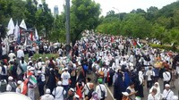 Massa mulai penuhi Kedubes AS. Mereka sebelumnya menggelar aksi di Monas (Foto: Zunita Amalia Putri/detikcom)