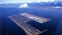 Kansai International Airport, Osaka, Japan. Landasan di bandara ini telriat mengambang di lautan karena dibangun di pulau buatan. (Dok CNN).