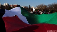 Para demonstran dari US Council of Muslim Organizations berunjukrasa di kawasan Gedung Putih, Washington DC, AS, Sabtu (16/12) atau Minggu (17/12) waktu Indonesia.  Mereka membela Palestina dan mengecam kebijakan Presiden Donald Trump terkait Yerusalem.