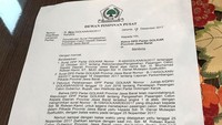 Namun, kondisi berubah. Setya Novanto ditahan KPK dalam kasus e-KTP dan posisinya sebagai Ketum digantikan oleh Airlangga Hartarto. Baru terpilih sebagai Ketum di rapat pleno, Airlangga kemudian mencabut dukungan Golkar kepada Ridwan Kamil. Pencabutan dukungan terhadap Ridwan Kamil disepakati dalam rapat yang dipimpin langsung oleh Airlangga Hartarto, meski dia belum dikukuhkan sebagai ketua umum. Alasannya karena Ridwan Kamil tidak mematuhi surat rekomendasi Golkar dengan menunjuk Daniel Muttaqien sebawagi cawagub. (Foto: Istimewa)