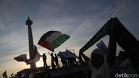 Bendera Palestina berkibar di Monas sesaat setelah massa mendirikan salat Subuh di Istiqlal (Foto: Grandyos Zafna/detikcom)