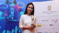 Marsha Timothy mendapatkan penghargaan itu atas perannya di Marlina Si Pembunuh dalam Empat Babak. Foto: Hanif Hawari