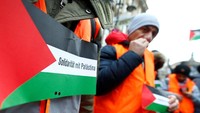 Bendera Palestina juga tampak di aksi ini (Foto: Dok. REUTERS/Ralph Orlowski)