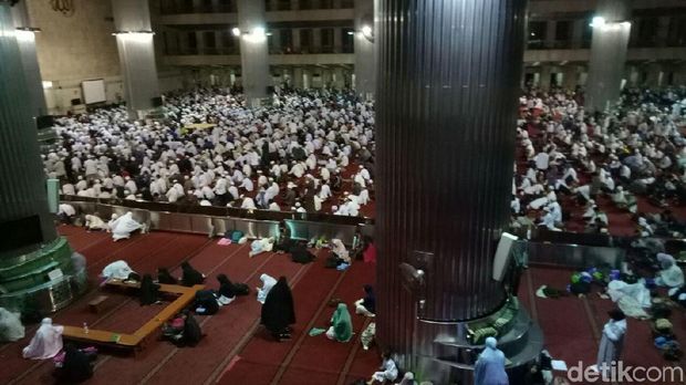 Jemaah pria dan wanita dipisahkan pembata