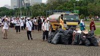 Sejak awal aksi, terlihat sudah ada beberapa kantong sampah yang disiapkan