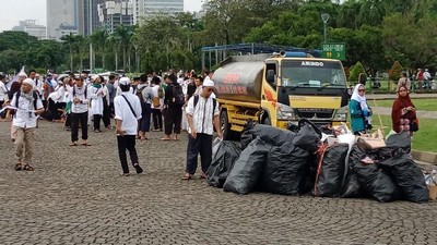 Massa Bela Palestina Bersih-bersih Mandiri di Kawasan Monas