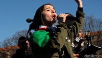 Aktifis Suriah-Palestina, Meriem Abou-Ghazaleh dari US Council of Muslim Organizations berunjukrasa di kawasan Gedung Putih, Washington DC, AS, Sabtu (16/12) atau Minggu (17/12) waktu Indonesia.  Mereka membela Palestina dan mengecam kebijakan Presiden Donald Trump terkait Yerusalem.