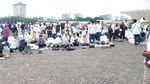 Massa Bela Palestina Bersih-bersih Mandiri di Kawasan Monas