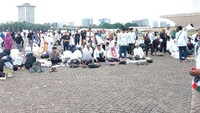 Selain memunguti sampah, ada banyak peserta aksi yang memilih tak langsung pulang. Mereka menunaikan salat zuhur di area Monas/Foto: Kanavino Ahmad Rizqo