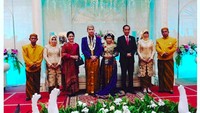 Pernikahan anggota Paspampres pun disambangi oleh Jokowi. Kebetulan lokasi acaranya dekat dengan Istana Negara, yakni di Gedung Krida Bhakti, Jl Veteran, Jakarta Pusat. Jokowi mengenakan setelan jas hitam dan kemeja putih, sedangkan Iriana berbaju merah pada Minggu (17/12/2017). Saat itu yang menikah adalah Sertu Heri Firmansyah dan pegawai Sekretariat Kepresidenan Dianty Andriawaty. Sertu Heri sehari-harinya bertugas menyopiri mobil kepresidenan. Foto: Instagram @suhartono323