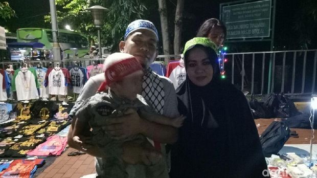Munir datang bersama istri dan anaknya jauh-jauh dari Riau untuk aksi bela Palestina