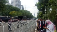 Hingga pukul 10.15 WIB massa belum melakukan aksi apapun di depan Kedubes AS (Foto: Zunita Amalia Putri/detikcom)