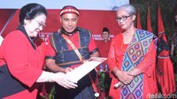  PDI Perjuangan resmi mengusung empat pasang bakal calon gubernur dan wakil gubernur untuk Provinsi Riau, Nusa Tenggara Timur (NTT), Maluku, dan Sulawesi Tenggara (Sultra) di kantor  DPP PDIP, Jakarta, Minggu (17/12). Hadir dalam deklarasi tersebut, Ketua Umum PDIP Megawati Soekarnoputri, bakal cagub-cawagub Riau Arsyadjuliandi - Suyatno, pasangan bakal bakal cagub-cawagub Sulawesi Tenggara Asrun - Hugua, pasangan bakal bakal cagub-cawagub Maluku Murad Ismail-Barnabas Orno dan pasangan bakal bakal cagub-cawagub NTT Marianus Sae - Emilia Nomleni.