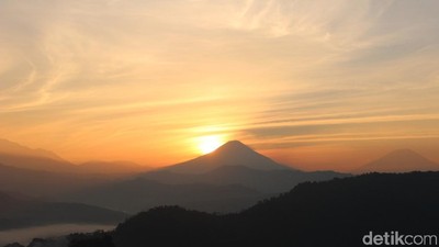 Foto: Bukit Batu Lawe, Spot Sunrise Cantik di Banjarnegara
