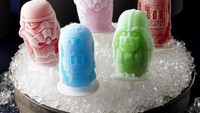 Mau membuat es loli? Anda bisa memanfaatkan Star Wars Pop Mold ini. Jus buah, pure buah atau yogurt bisa dijadikan es krim dengan bentuk Stormtrooper, R2-D2 dan Darth Vader. Sepaket cetakan es loli ini dibandrol dengan harga $20 atau sekitar Rp 270.000. Foto: Istimewa