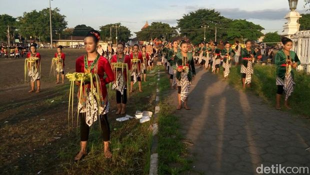 Suasana Nitilaku UGM di Alun-alun Utara Keraton Yogyakarta.