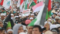  Para peserta aksi berdoa dalam aksi bela Palestina di kompleks Monumen Nasional (Monas) Minggu (17/12/2017). Mereka berdoa untuk kedaulatan Palestina.