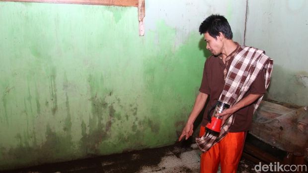 Ayah Mila menunukkan reruntuhan bangunan rumahnya akibat guncangan gempa 6,9 Sr