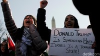 Para demonstran dari US Council of Muslim Organizations berunjukrasa di kawasan Gedung Putih, Washington DC, AS, Sabtu (16/12) atau Minggu (17/12) waktu Indonesia.  Mereka membela Palestina dan mengecam kebijakan Presiden Donald Trump terkait Yerusalem.