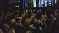 Orang yang ada di dalam diskotek baik laki-laki maupun perempuan dites urine oleh petugas (Foto: Muhammad Taufiqurrahman/detikcom)