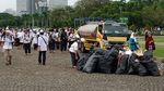 Massa Bela Palestina Bersih-bersih Mandiri di Kawasan Monas