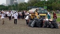 Pembersihan sampah juga dilakukan petugas pengelola Monas/Foto: Kanavino Ahmad Rizqo