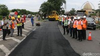 Kementerian PUPR melalui Balitbang kembali melakukan uji coba campuran beraspal yang menggunakan limbah plastik atau dikenal aspal plastik di  Tol Tangerang Merak.