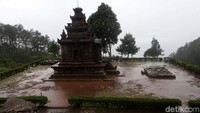 Lokasi antara candi satu dengan candi yang lainnya tidak berdekatan sehingga dibutuhkan tenaga ekstra untuk menempuh jarak ratusan meter agar bisa melihat keseluruhan candi-candi yang ada. Namun jangan khawatir, meskipun nafas harus terengah-engah akan mudah terobati dengan udara segar bahkan keindahan alam yang terkadang bisa melihat secara dekat kabut dingin yang turun dari atas gunung.