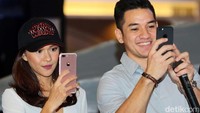 Keduanya pun terpaksa meninggalkan Jason dan Sarah yang dititipkan di rumah Eyangnya. Pool/Ismail/detikFoto.