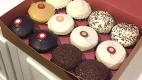 Rapper kondang Snoop Dog sempat dikirimi selusin sprinkles cupcakes oleh pembawa acara talk show, Steve Harvey. Ia pun tampak menyukainya. Foto: Istimewa