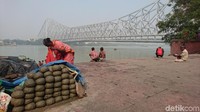 Nah ini dia sabun-nya, yaitu tanah liat yang sudah dipadatkan dan dikeringkan. Tanah yang diambil dari dalam Sungai Gangga itu digunakan sebagai pengganti sabun (Masaul/detiktravel)