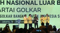 Setelah membuka munaslub secara resmi, Jokowi dan Airlangga saling bersalaman. Airlangga sempat menyatakan apresiasinya atas kehadiran Jokowi.
