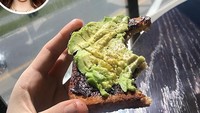 Lorde cukup sering mengunggah foto makanan di Instagram. Salah satunya camilan avocado toast dengan roti Vogels yang dilumuri selai vegemite. Foto: Istimewa