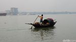 Foto: Sungai Suci yang Jadi Tempat Mandi di Kolkata, India
