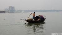 Di Kolkata ada pula beberapa kuil yang dibangun tepat di sisi Sungai Gangga, yakni Kuil Belur Math dan Dakshineswar Kali Temple (Masaul/detikTravel)