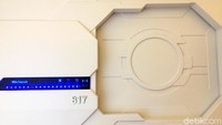Untuk membuka pintu kamar kapsul dari luar harus menggunakan kartu, dan untuk membuka dari dalam dapat menekan tombol door lock.