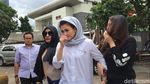Ada Gadis Muda Temani Ny Deisti Jenguk Novanto, Siapa Ya?